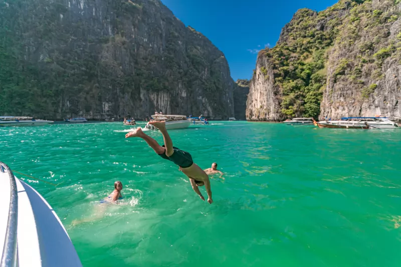 PRIVATE SPEEDBOAT CHARTERS TO PHI PHI ISLAND 2